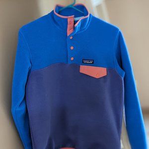 New w/tags Patagonia synchilla fleece perennial purple - small hole